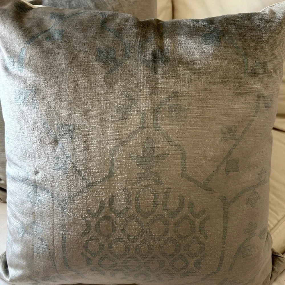 2 VELVET OUSHAK VINE PILLOW- SQUARE